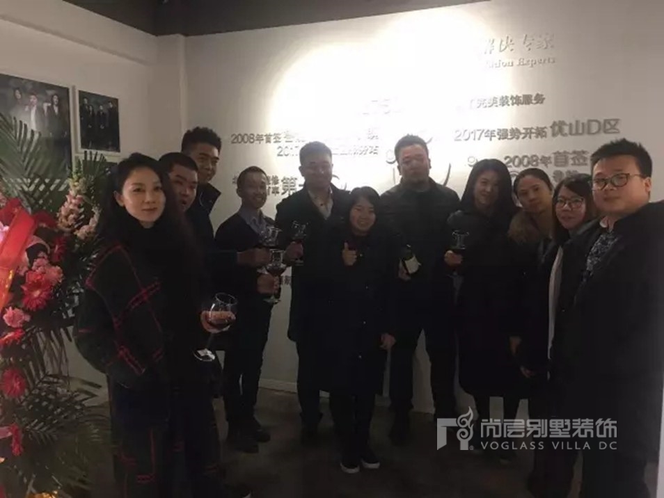 尚层装饰格拉斯小镇社区服务站项目组合影