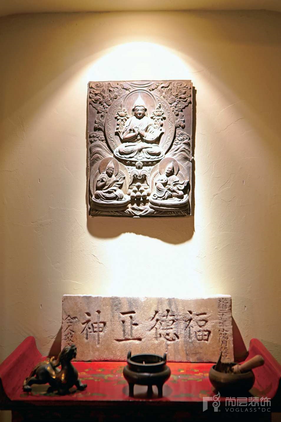 静之湖别墅装修客厅空间中摆放的法华